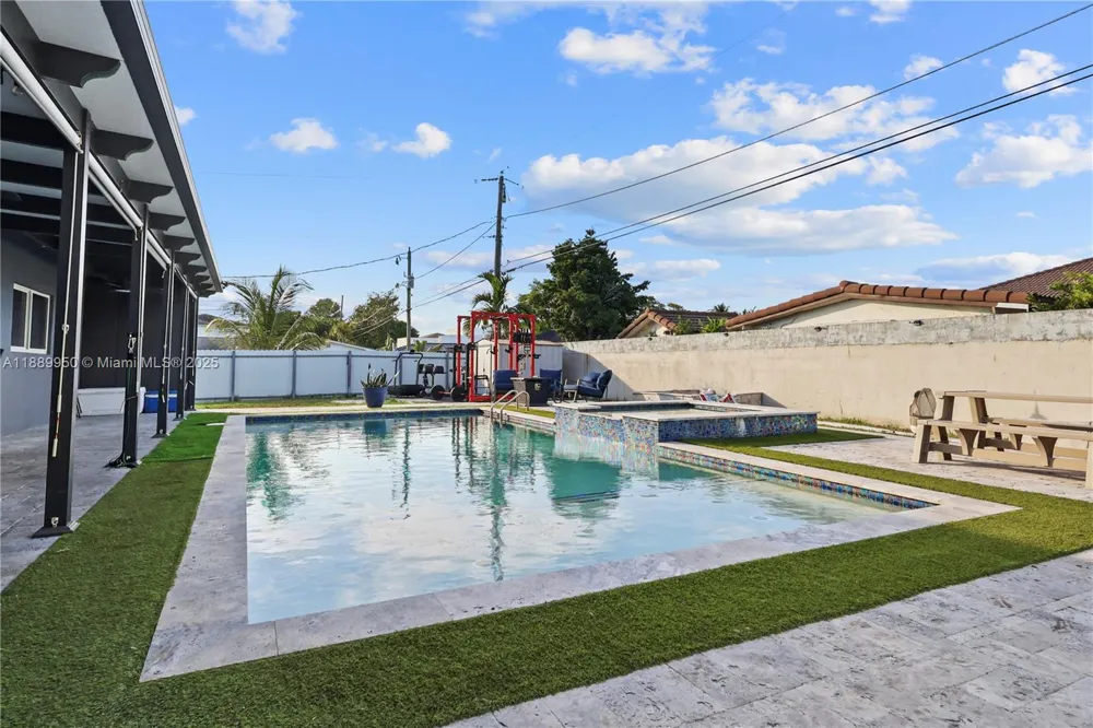 9795 NW 27th Ter Doral, FL 33172