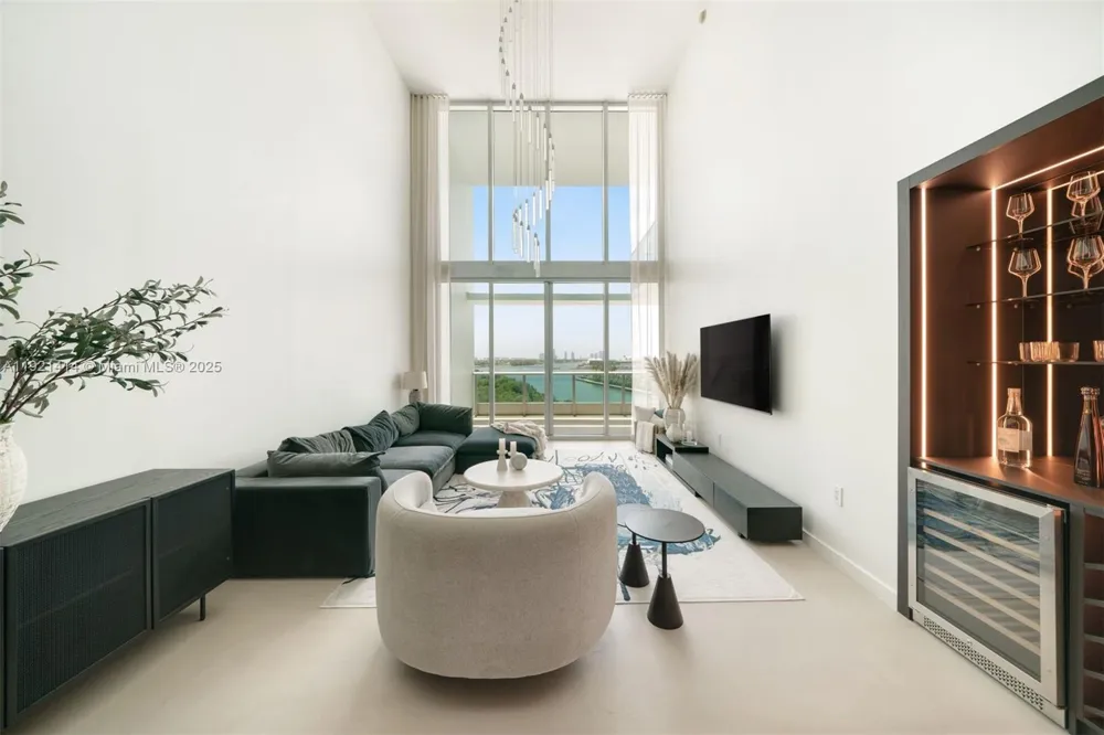 900 Biscayne Blvd #905 Miami, FL 33132