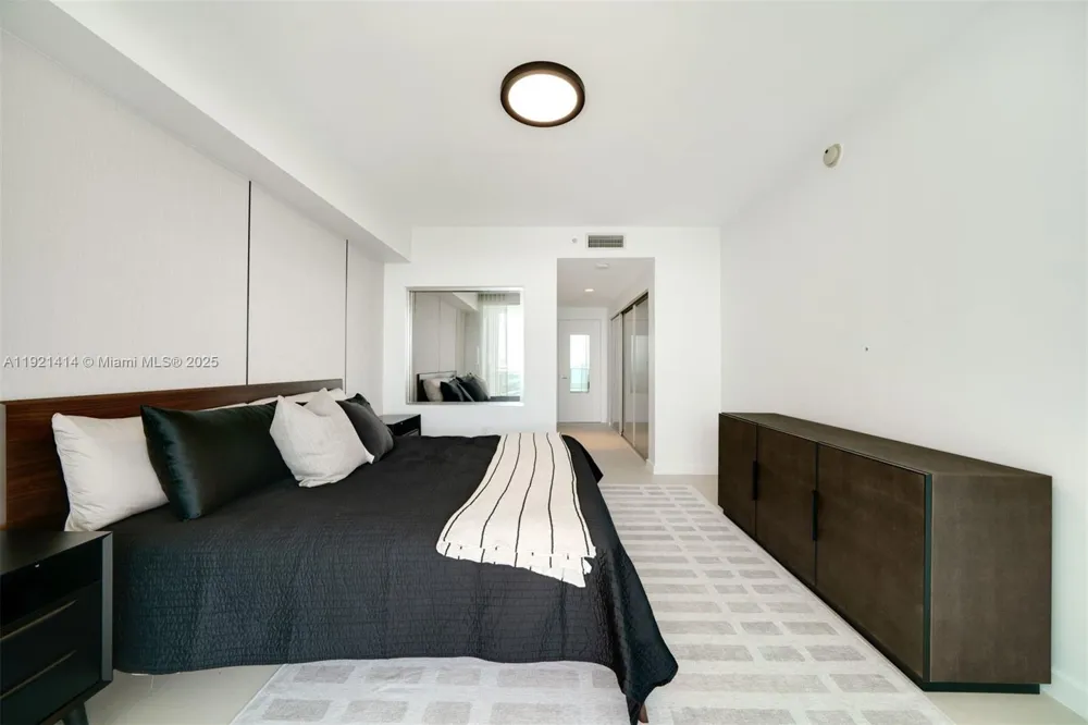 900 Biscayne Blvd #905 Miami, FL 33132