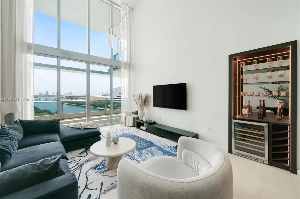 900 Biscayne Blvd #905 Miami, FL 33132