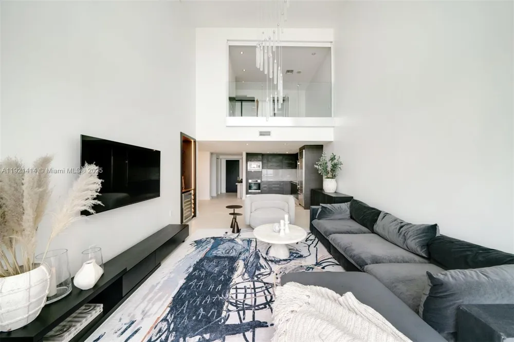 900 Biscayne Blvd #905 Miami, FL 33132