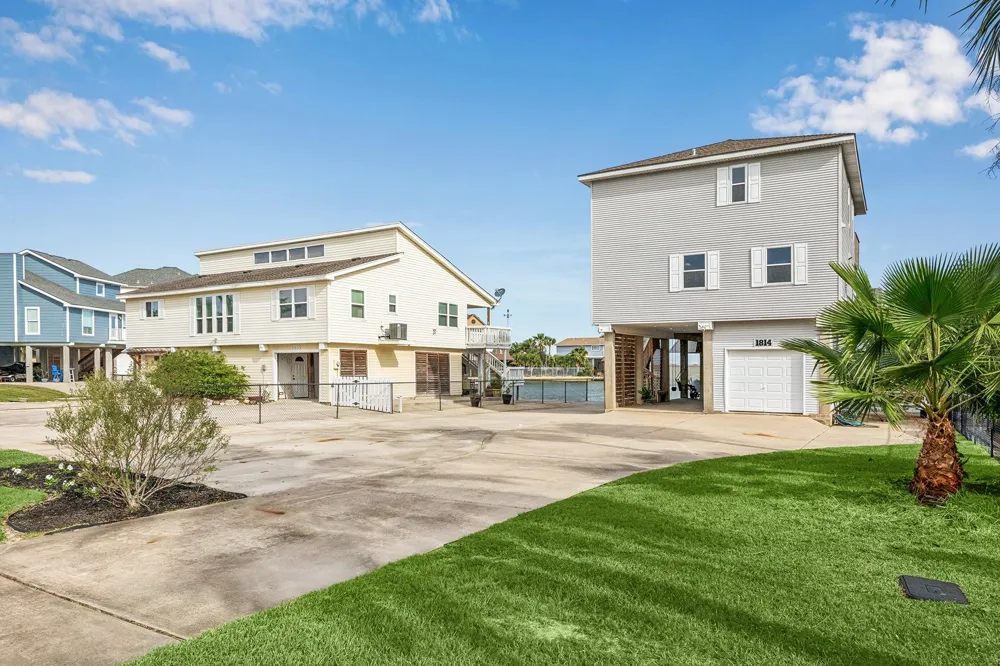 1814 Tiki Drive Tiki Island, TX 77554