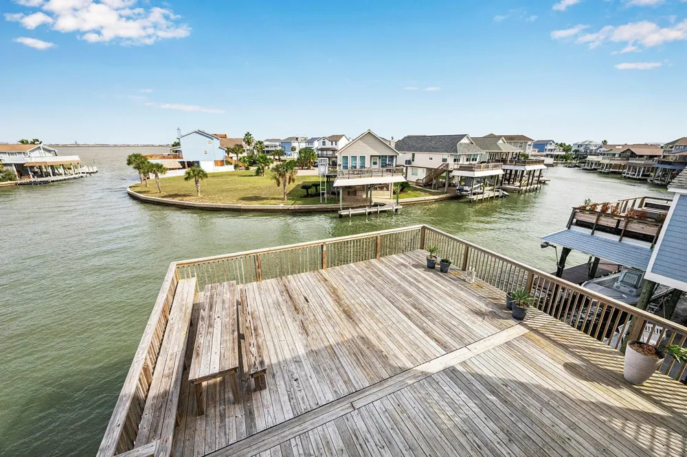 1814 Tiki Drive Tiki Island, TX 77554