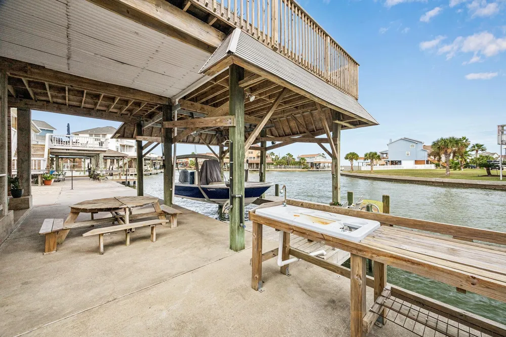 1814 Tiki Drive Tiki Island, TX 77554