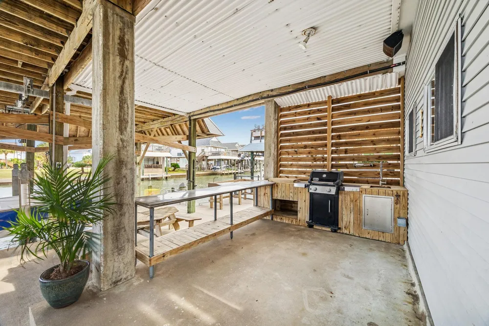 1814 Tiki Drive Tiki Island, TX 77554