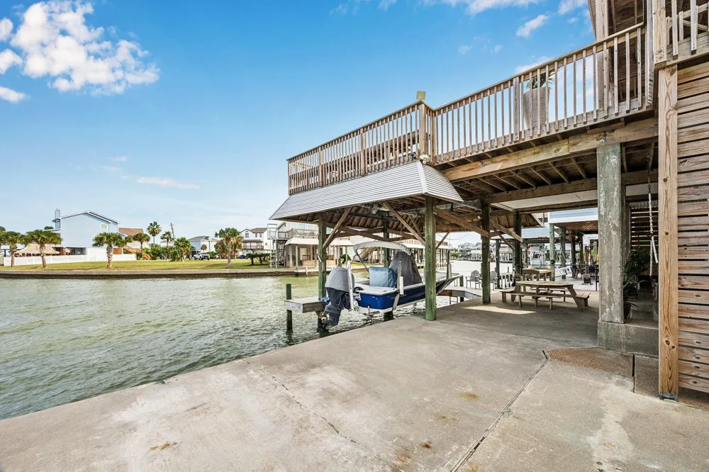 1814 Tiki Drive Tiki Island, TX 77554