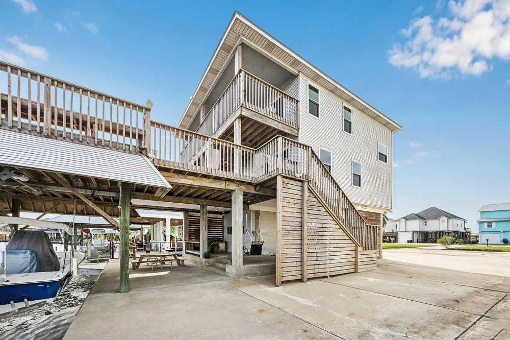 1814 Tiki Drive Tiki Island, TX 77554
