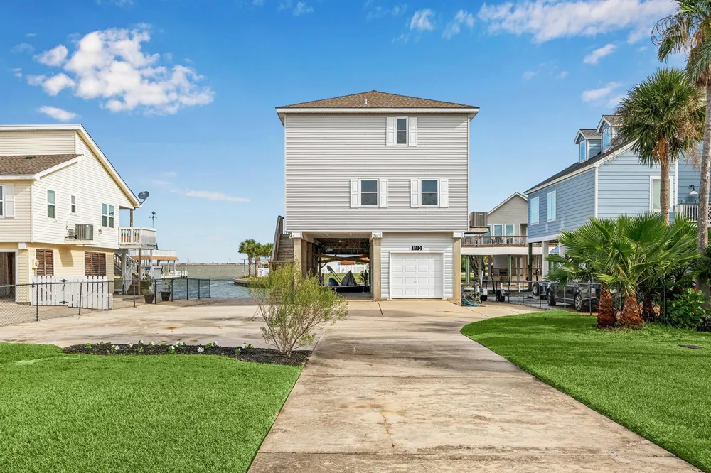 1814 Tiki Drive Tiki Island, TX 77554