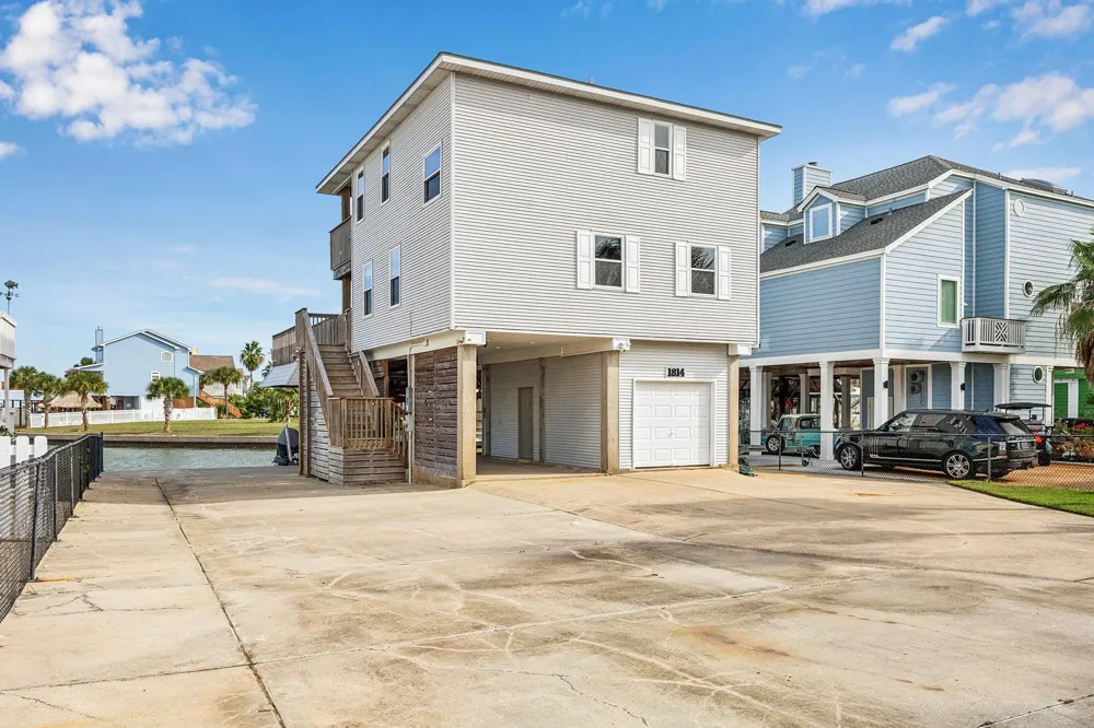 1814 Tiki Drive Tiki Island, TX 77554