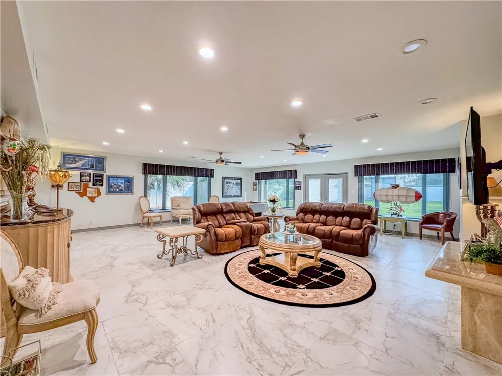 2925 Ocean Drive Corpus Christi, TX 78404