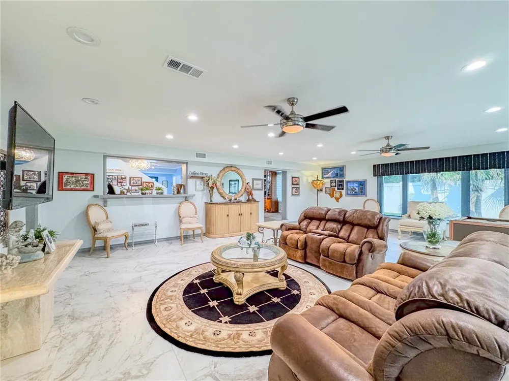 2925 Ocean Drive Corpus Christi, TX 78404