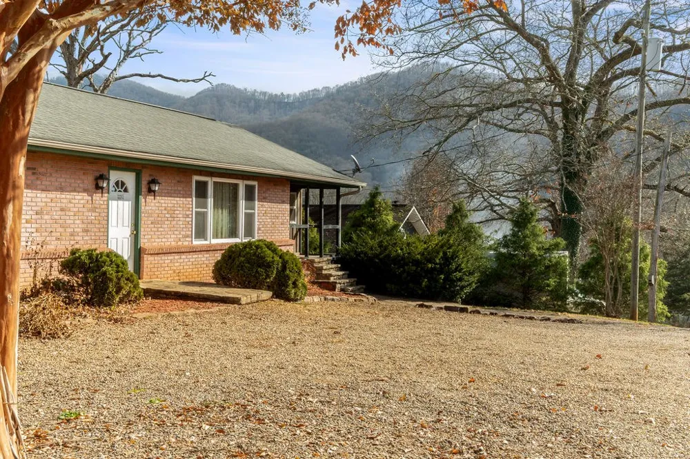 Claude Arnold Road Franklin, NC 28734