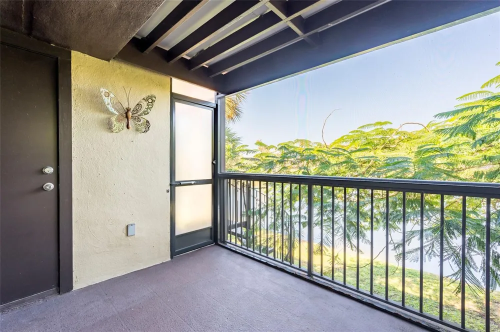 735 S VILLAGE DRIVE #206 St Petersburg, FL 33716