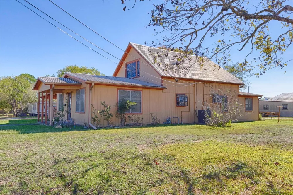 602 E Post Office Street Weimar, TX 78962