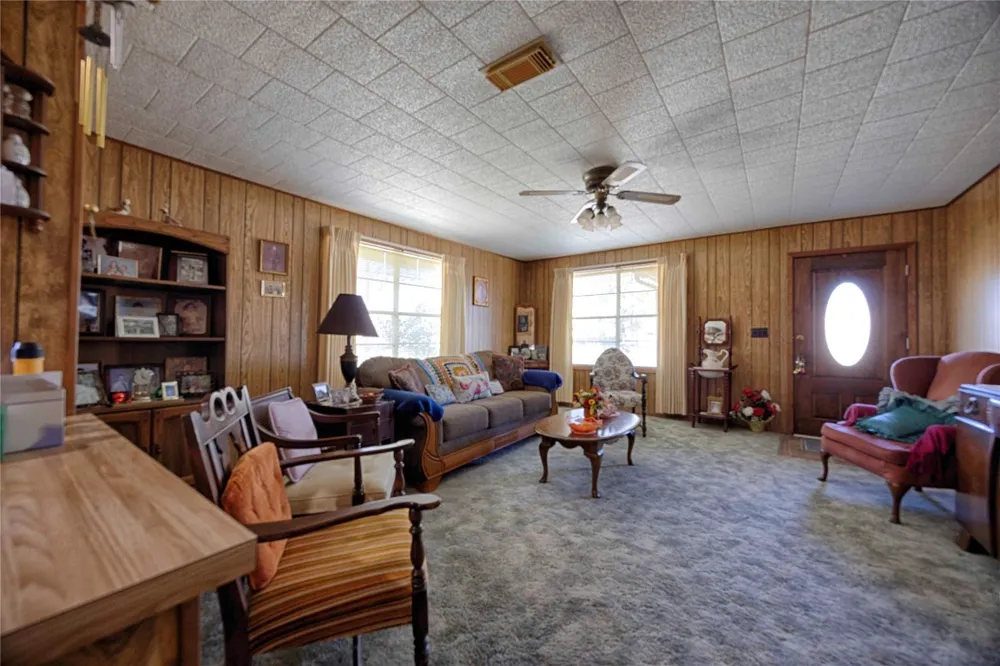 602 E Post Office Street Weimar, TX 78962