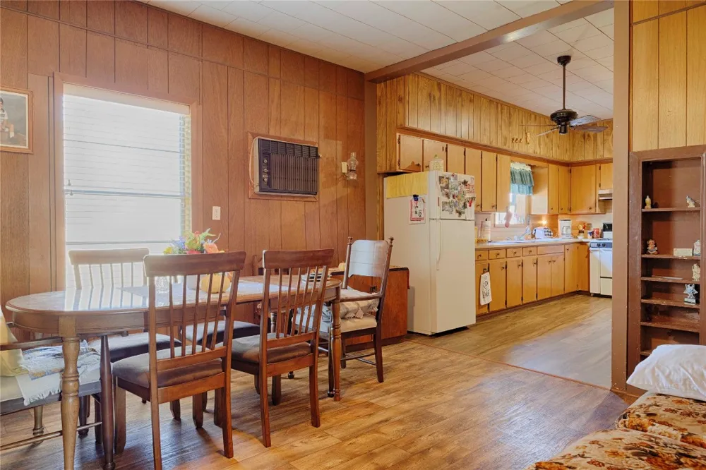 602 E Post Office Street Weimar, TX 78962