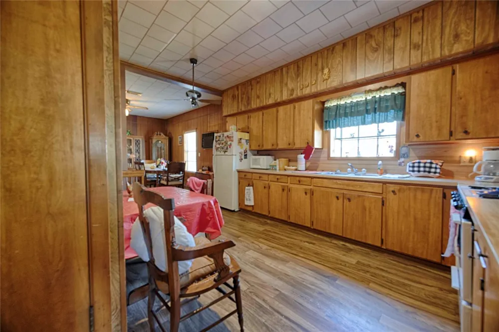 602 E Post Office Street Weimar, TX 78962