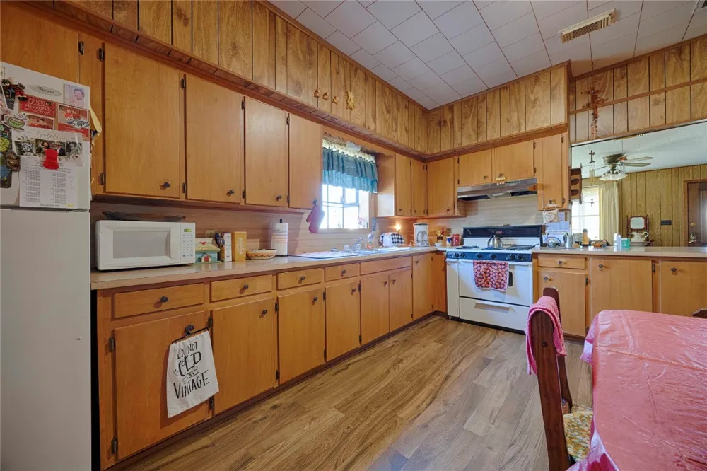 602 E Post Office Street Weimar, TX 78962