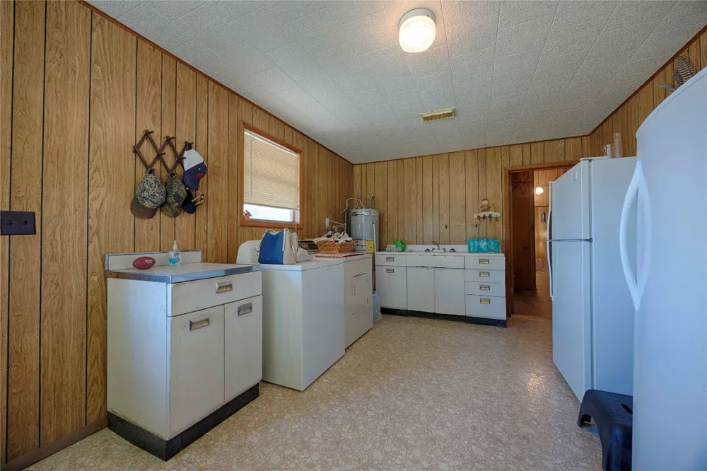 602 E Post Office Street Weimar, TX 78962