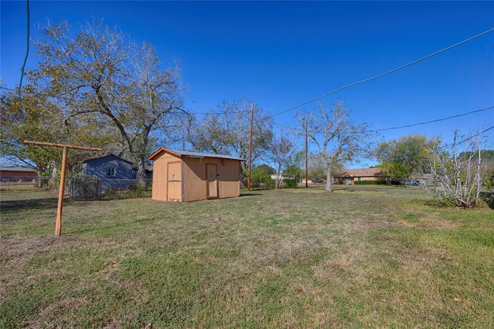 602 E Post Office Street Weimar, TX 78962