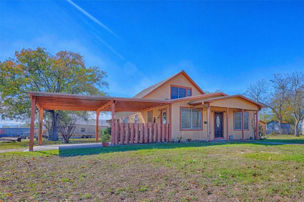 602 E Post Office Street Weimar, TX 78962