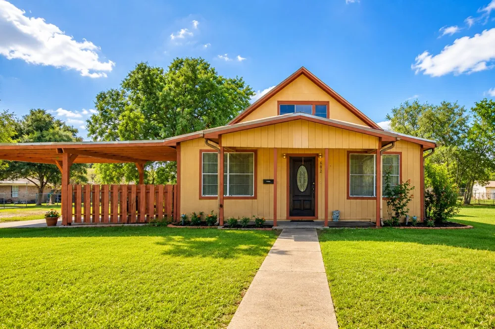 602 E Post Office Street Weimar, TX 78962