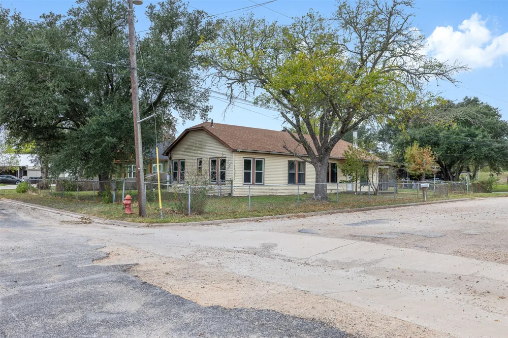 148 E Boundary Street Giddings, TX 78942