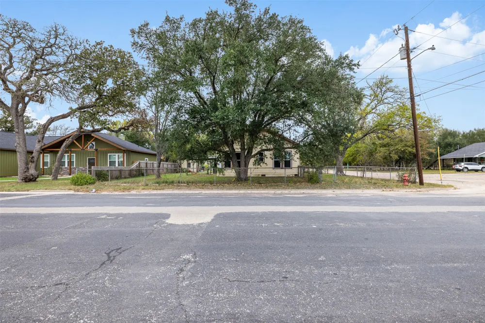148 E Boundary Street Giddings, TX 78942