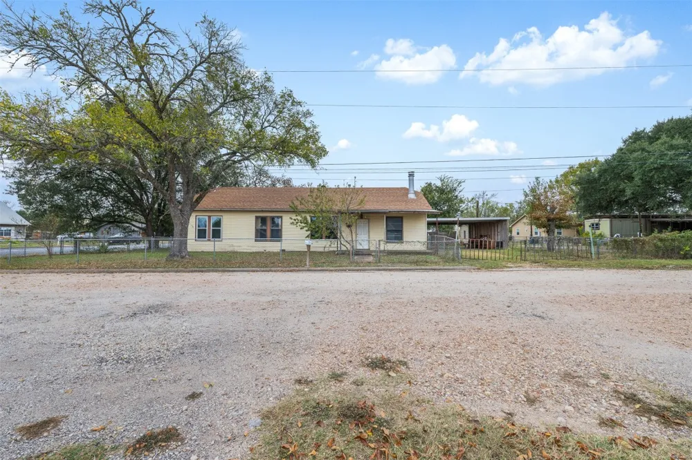 148 E Boundary Street Giddings, TX 78942
