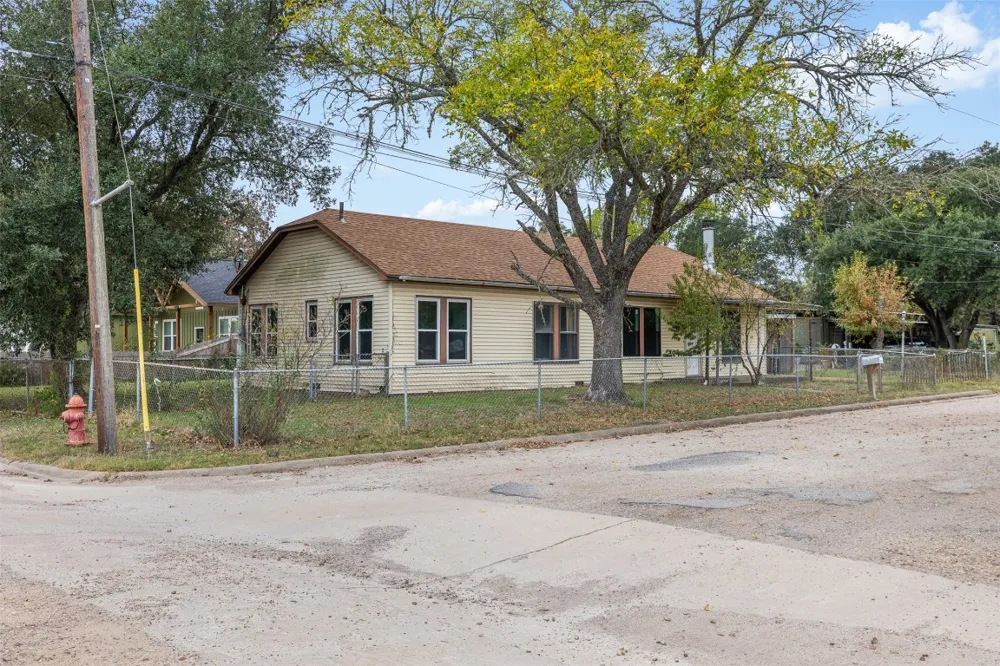 148 E Boundary Street Giddings, TX 78942