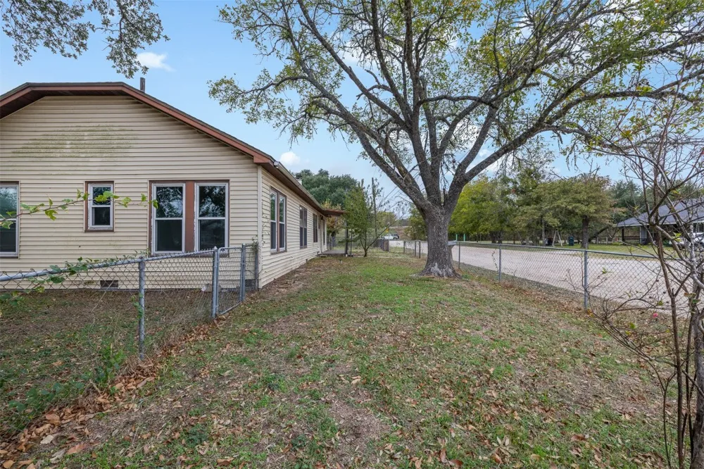 148 E Boundary Street Giddings, TX 78942