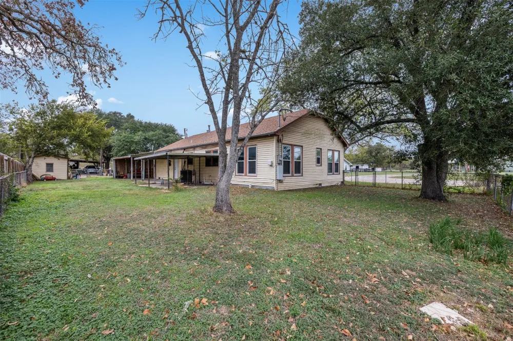 148 E Boundary Street Giddings, TX 78942