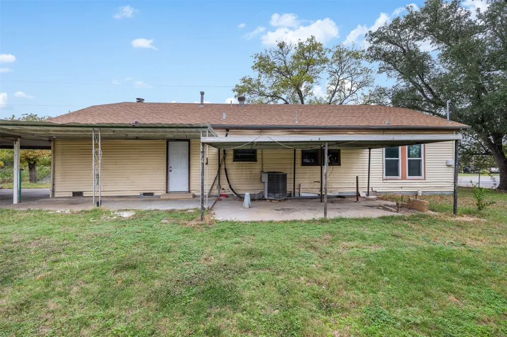148 E Boundary Street Giddings, TX 78942