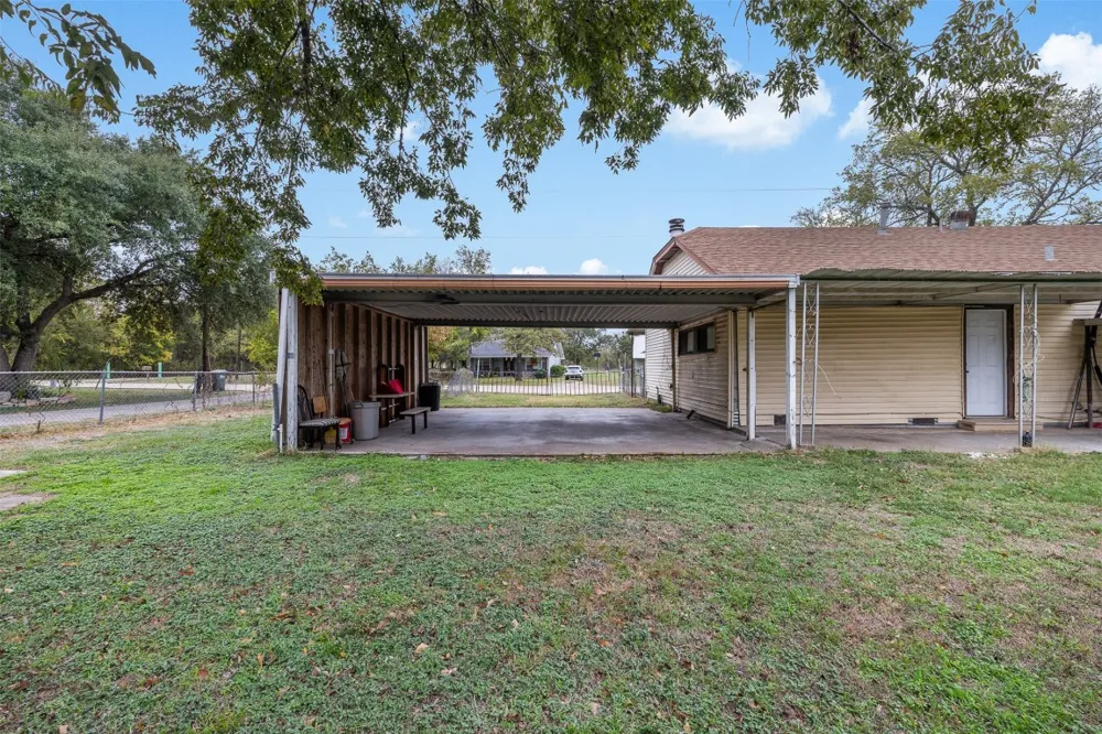 148 E Boundary Street Giddings, TX 78942
