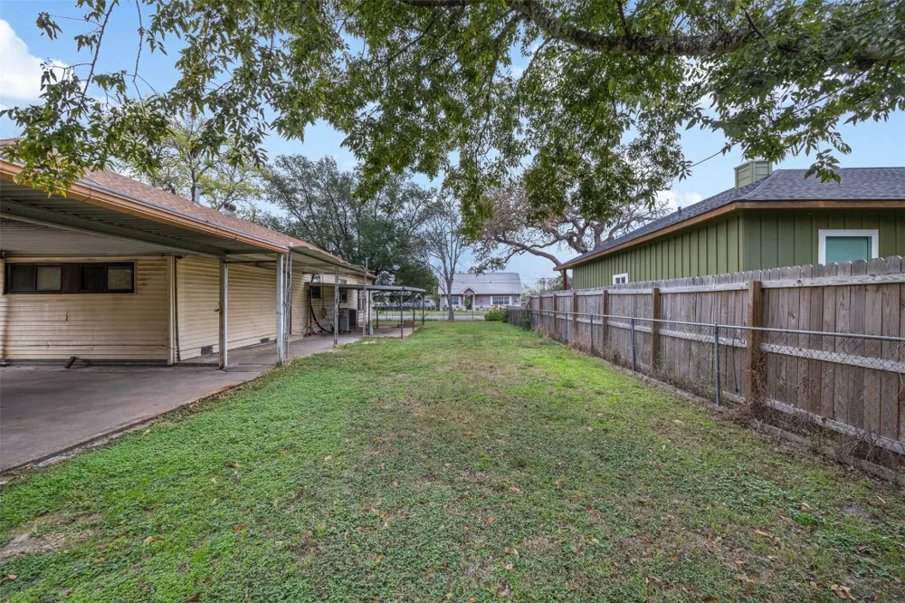 148 E Boundary Street Giddings, TX 78942