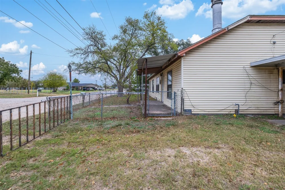 148 E Boundary Street Giddings, TX 78942