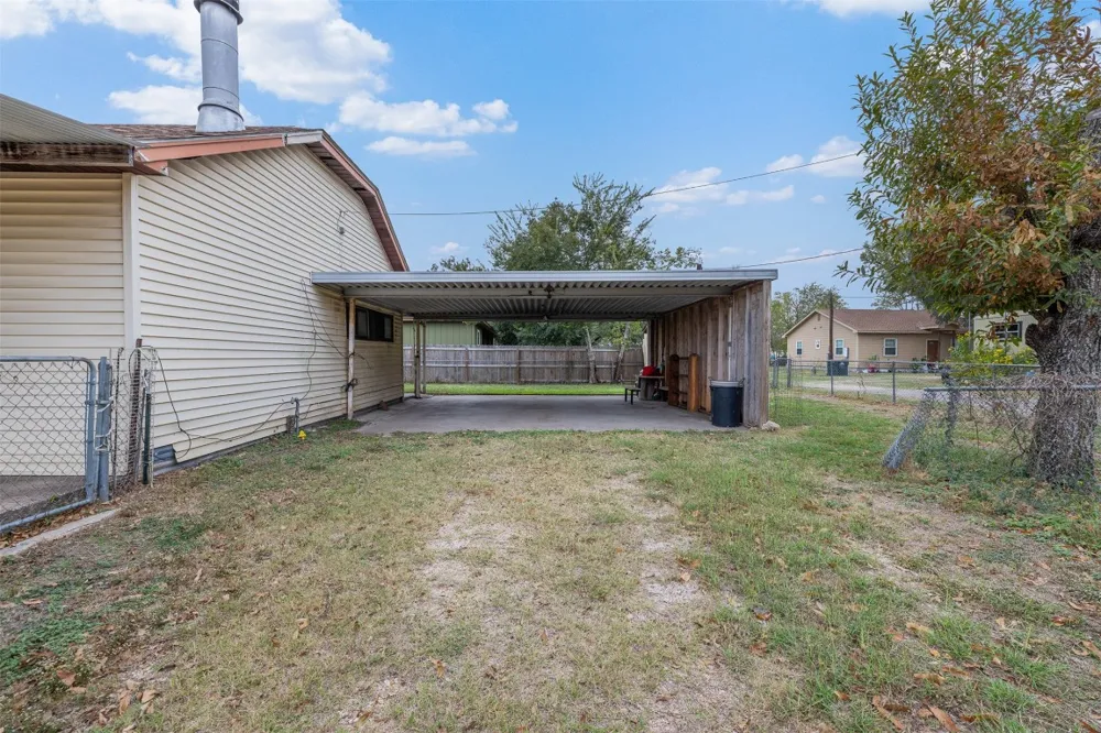 148 E Boundary Street Giddings, TX 78942