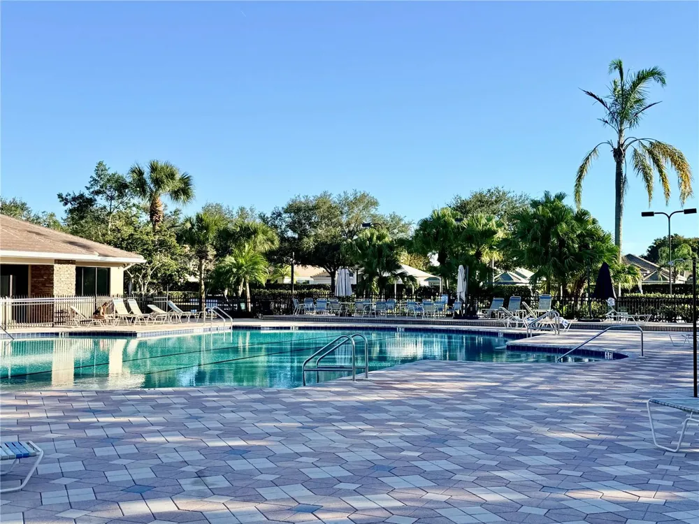 819 FAIRWAYCOVE LANE #102 Bradenton, FL 34212