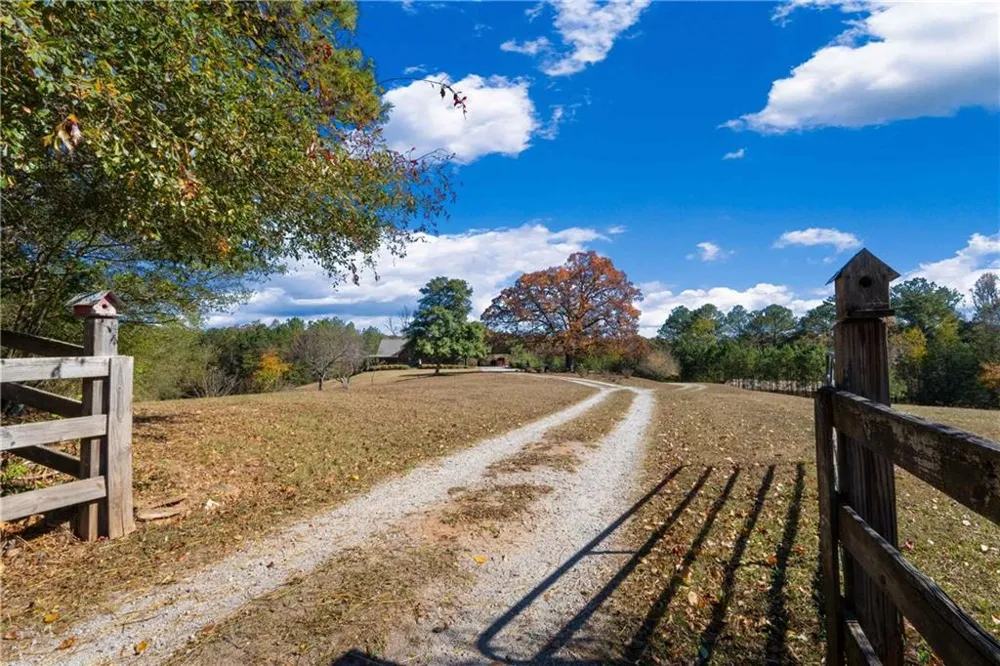 1466 County Rd 59 Roanoke, AL 36274