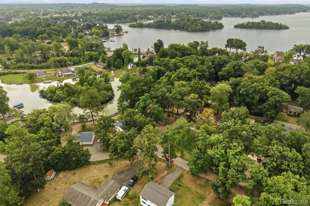 4370 Leroy Street White Lake Charter Township, MI 48383