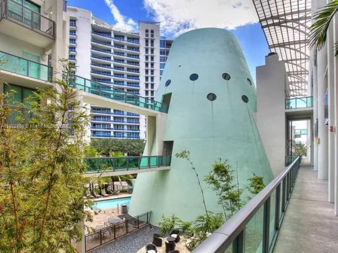 6000 Collins Ave #521