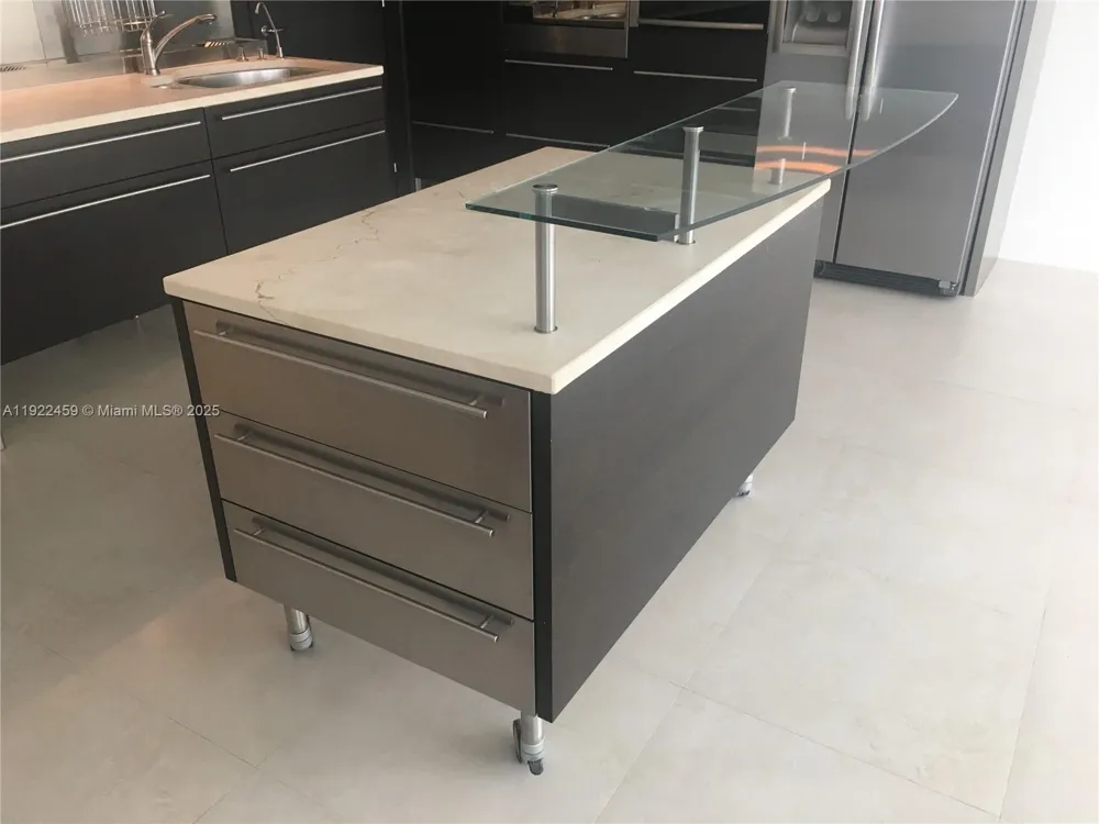 6000 Collins Ave #521 Miami Beach, FL 33140