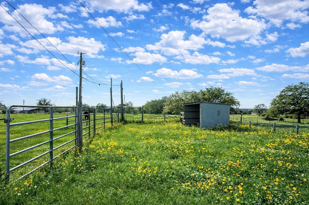 12811 E Us Highway 79 Oakwood, TX 75855