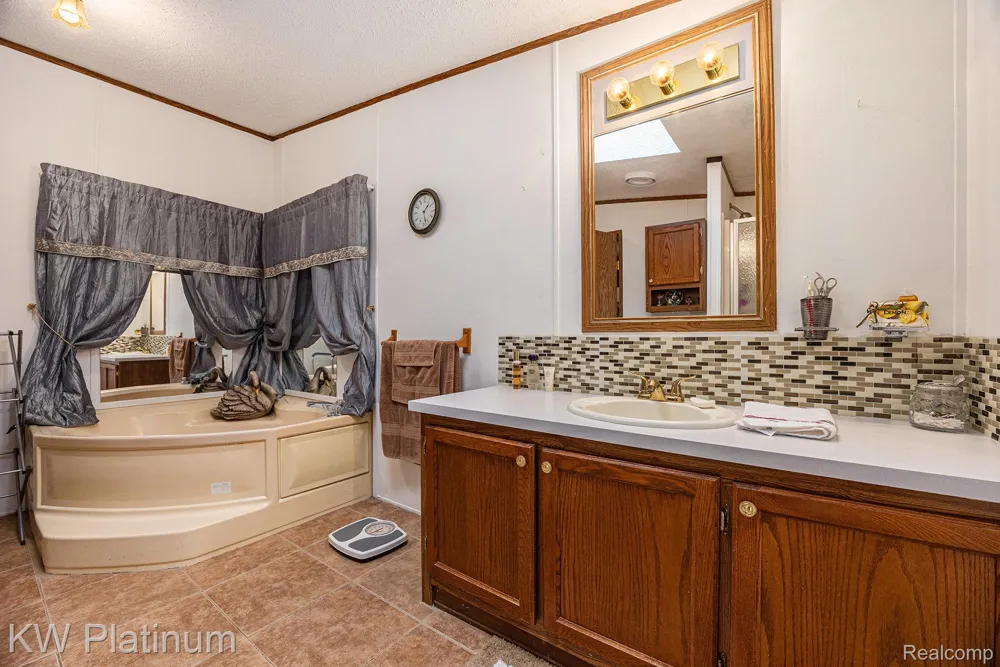 8042 Harbour Drive Ira Township, MI 48023