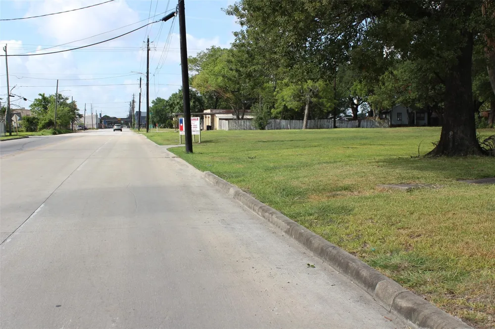 106 W Pitts Avenue Pasadena, TX 77506