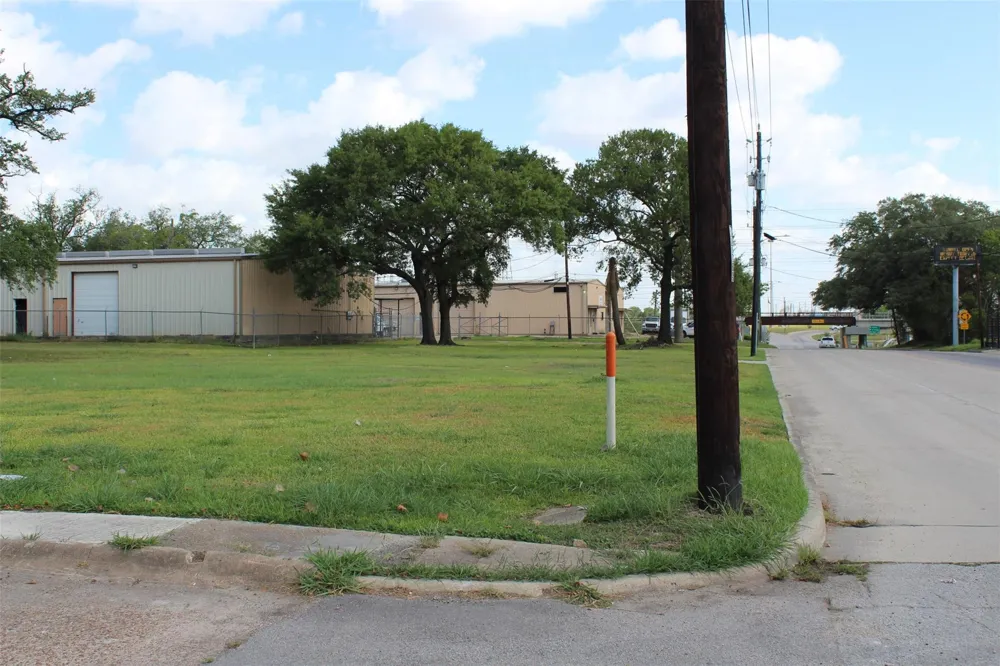 106 W Pitts Avenue Pasadena, TX 77506