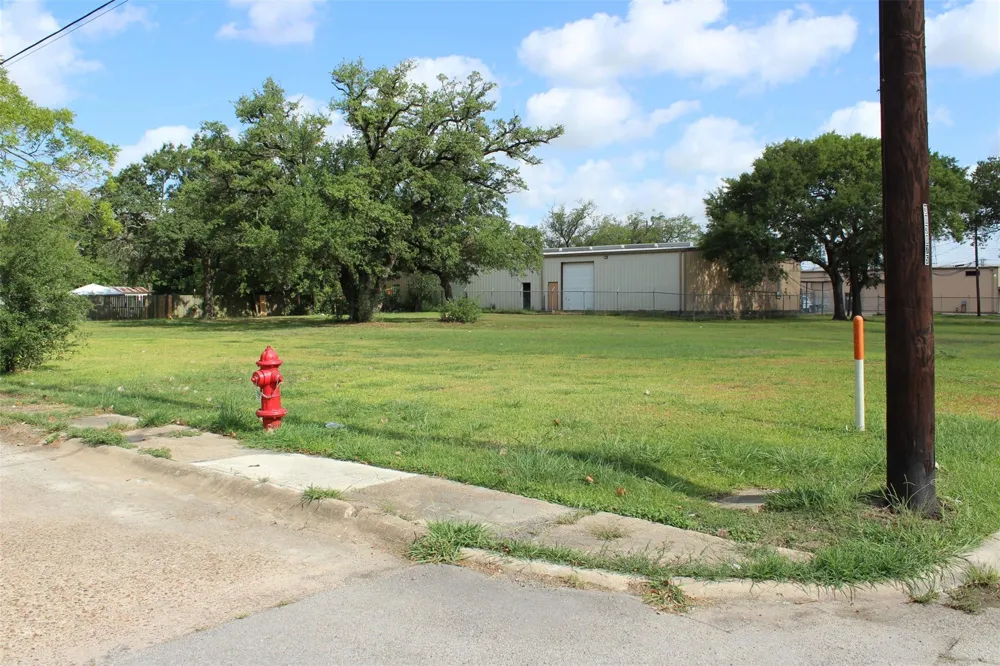 106 W Pitts Avenue Pasadena, TX 77506