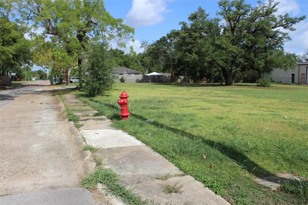 106 W Pitts Avenue Pasadena, TX 77506