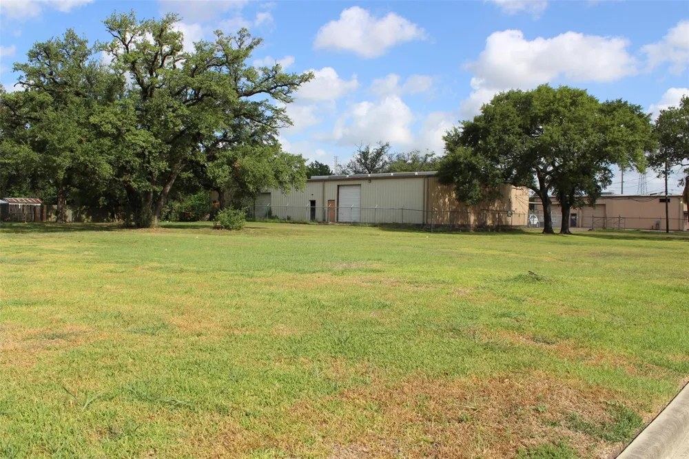 106 W Pitts Avenue Pasadena, TX 77506