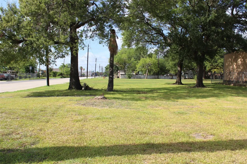 106 W Pitts Avenue Pasadena, TX 77506